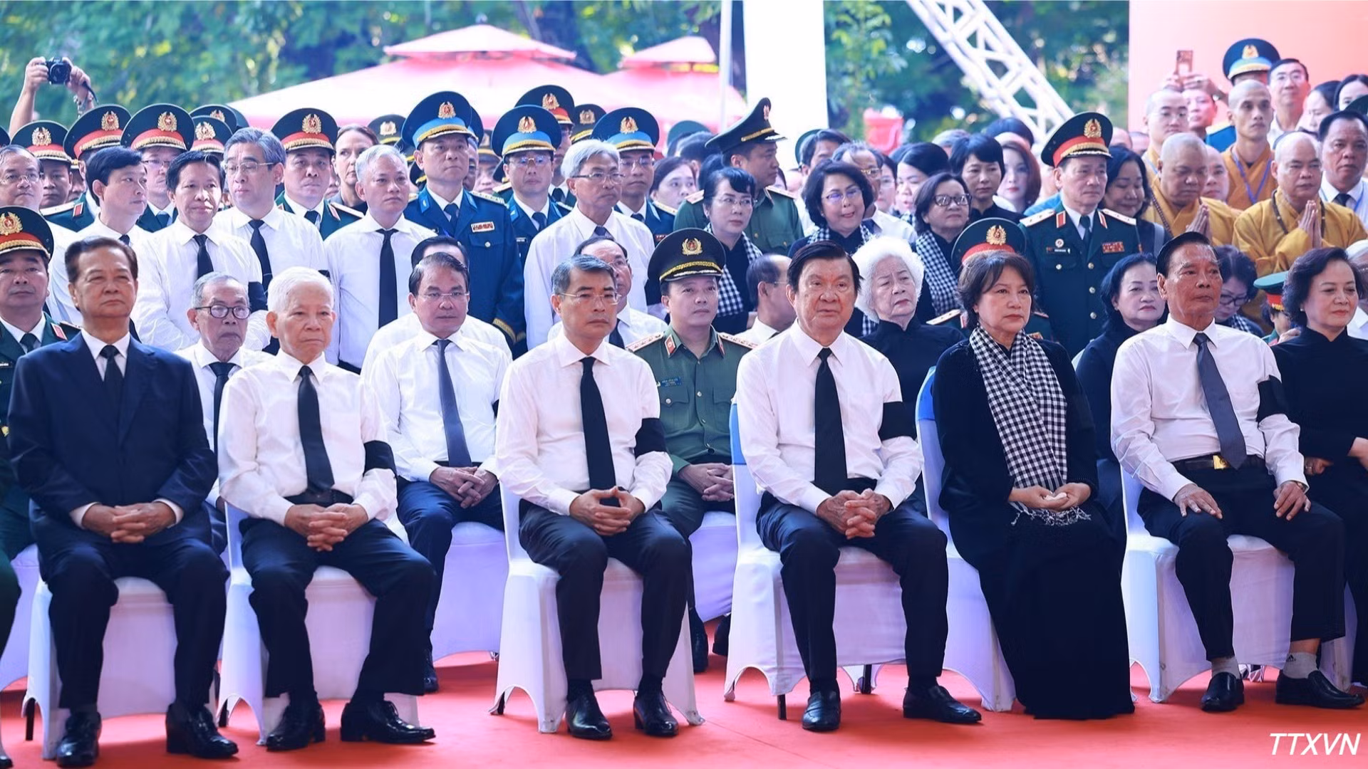 vna-potal-thu-tuong-du-le-vieng-truy-dieu-va-an-tang-hai-cot-liet-si-tai-cong-vien-le-thi-rieng-2604.jpg