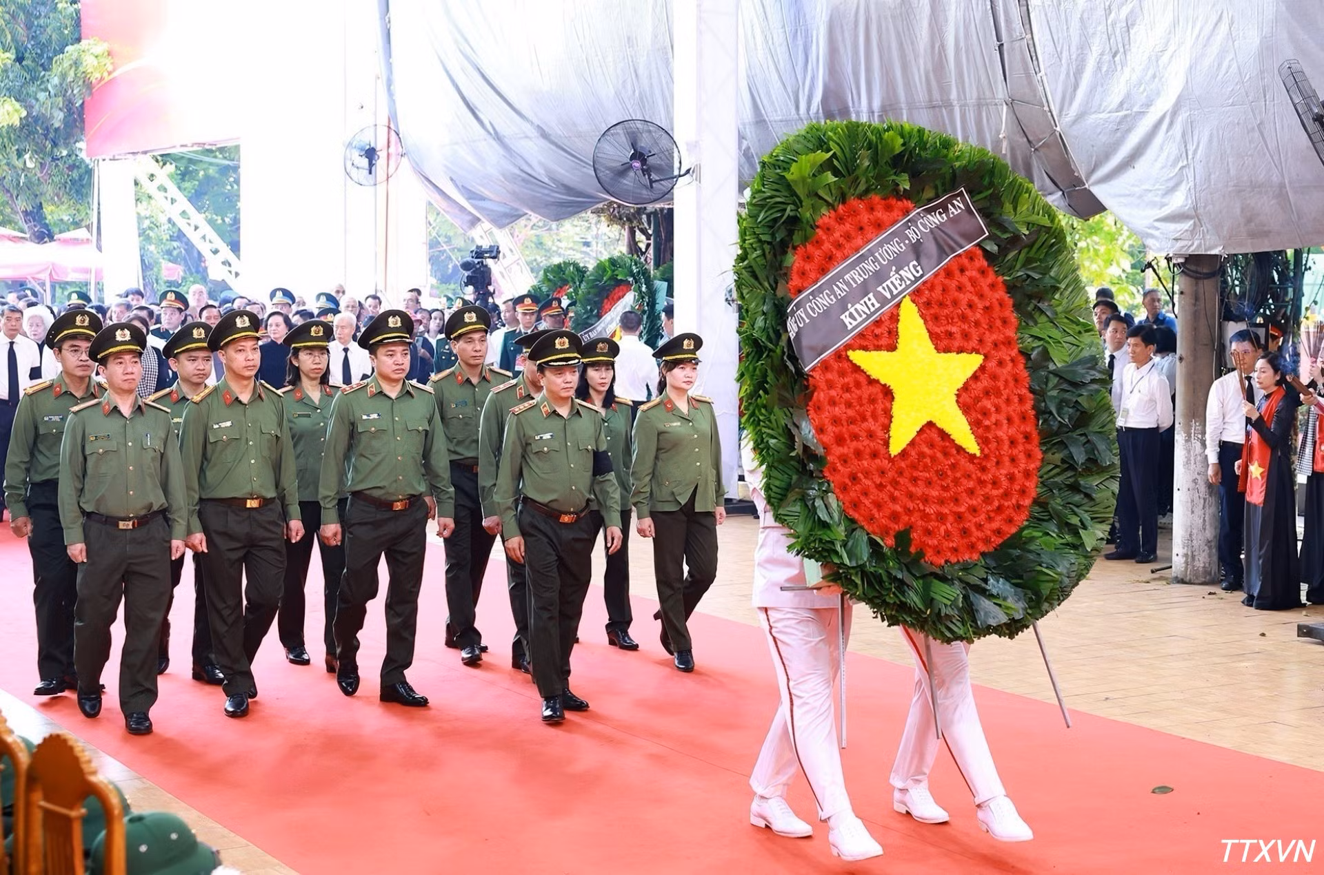 vna-potal-thu-tuong-du-le-vieng-truy-dieu-va-an-tang-hai-cot-liet-si-tai-cong-vien-le-thi-rieng-9357.jpg