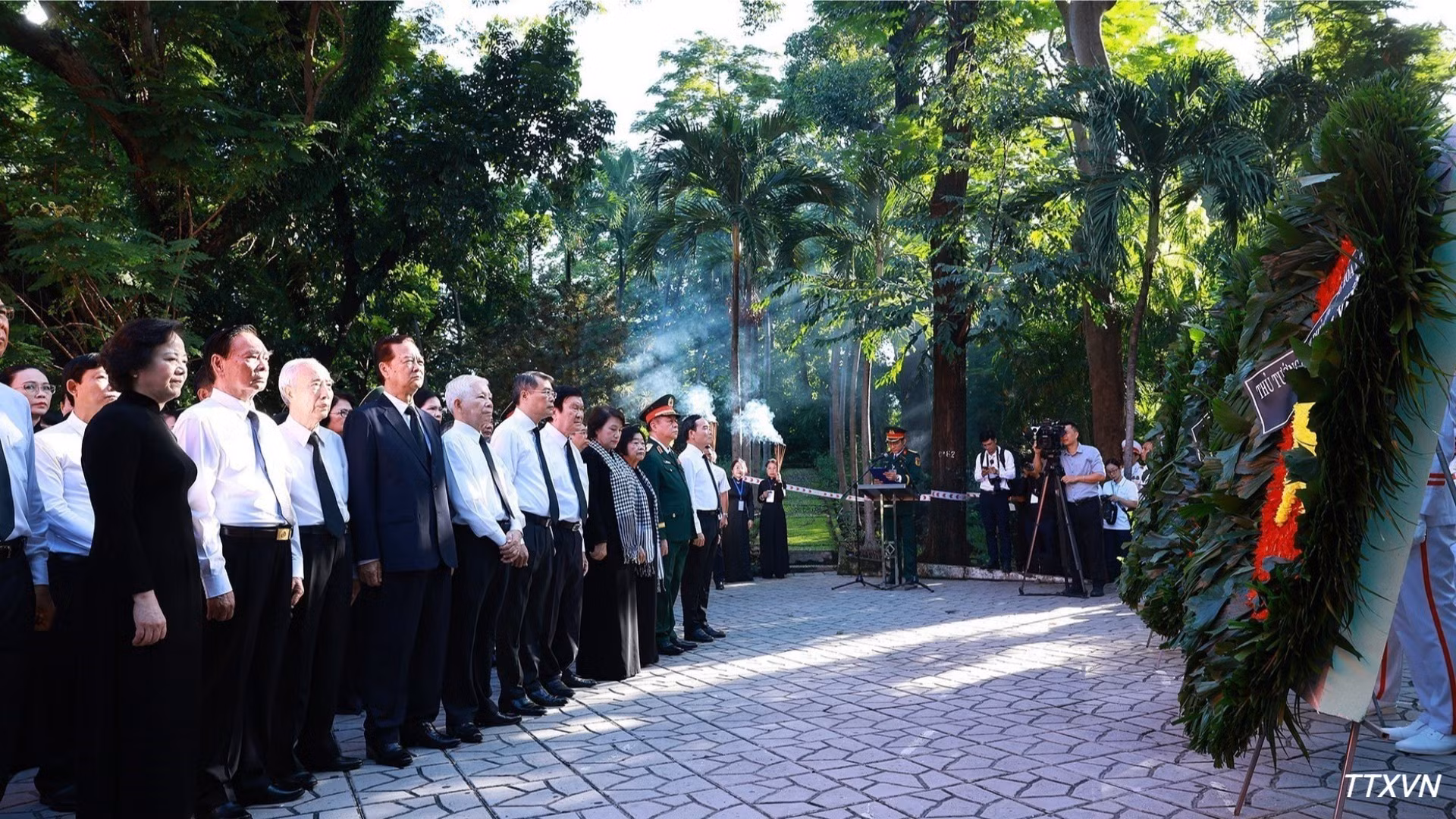 vna-potal-thu-tuong-du-le-vieng-truy-dieu-va-an-tang-hai-cot-liet-si-tai-cong-vien-le-thi-rieng-1837.jpg