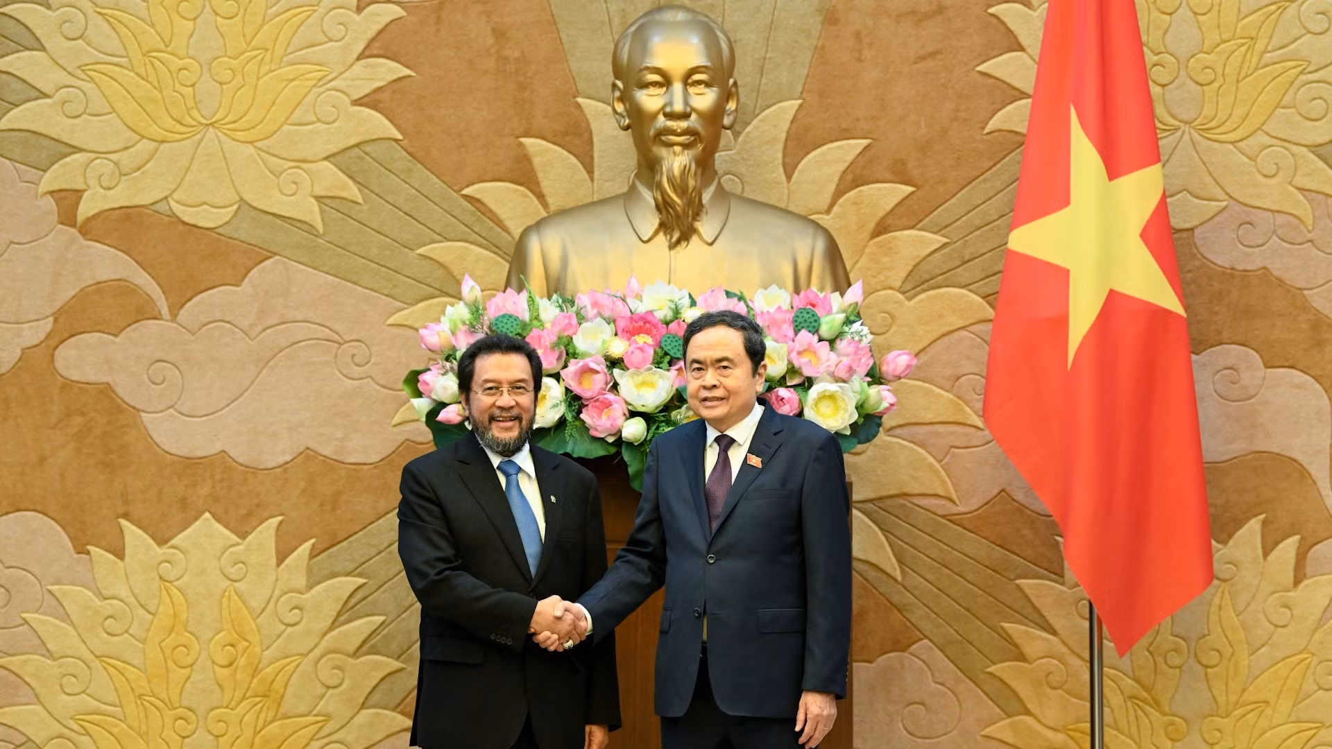 Chủ tịch Quốc hội Trần Thanh Mẫn và Phó Chủ tịch Thượng viện Indonesia Yorrys Raweyai. (Ảnh: Duy Linh)