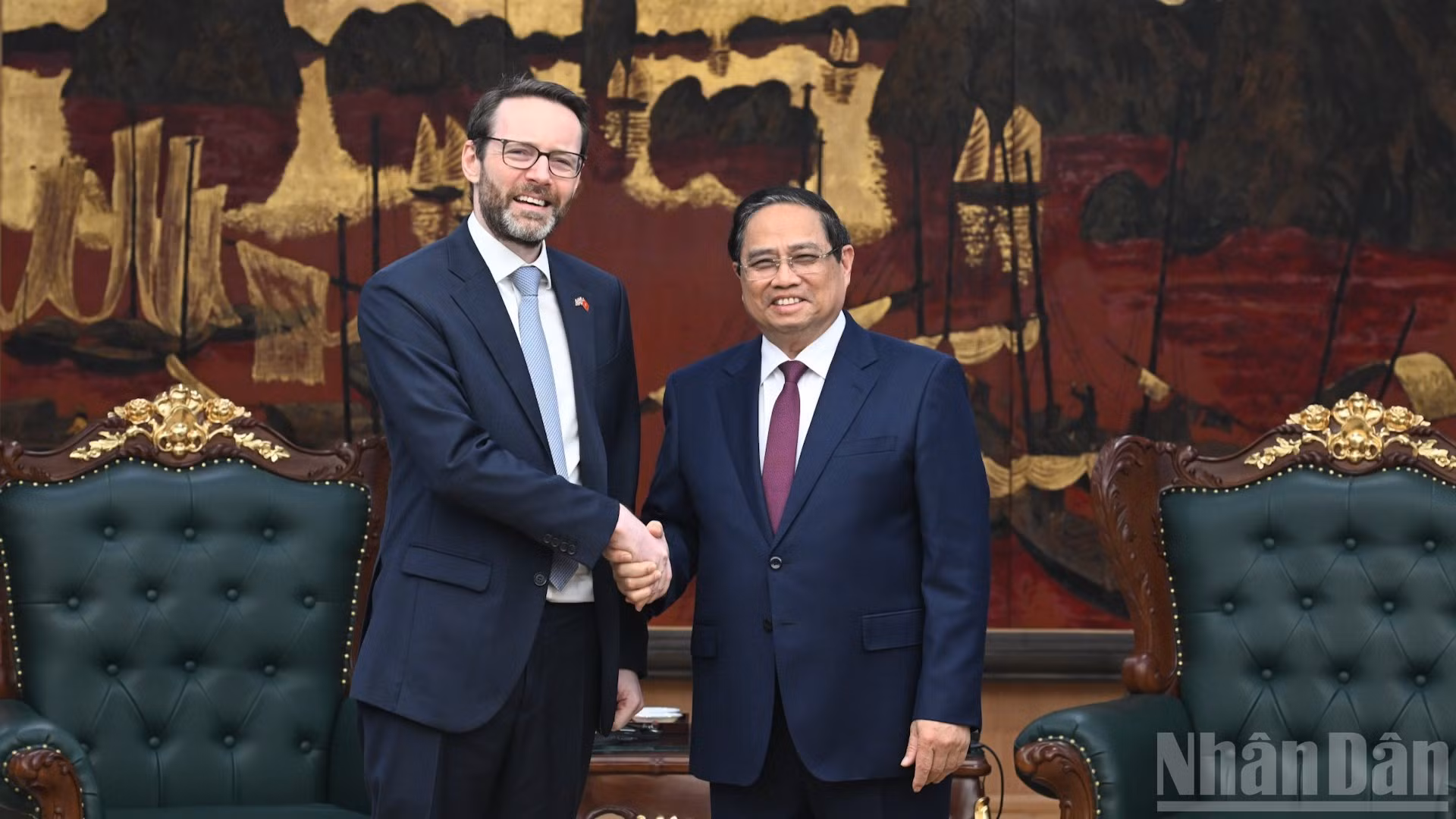Thủ tướng Phạm Minh Chính và Đại sứ Liên hiệp Vương quốc Anh và Bắc Ireland tại Việt Nam Iain Frew.