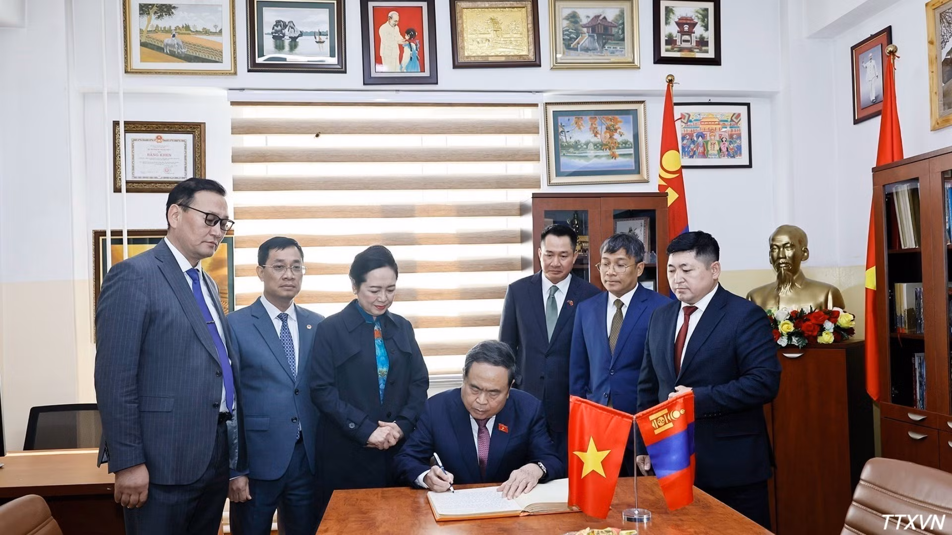 vna-potal-chu-tich-quoc-hoi-va-phu-nhan-tham-truong-so-14-mang-ten-chu-tich-ho-chi-minh-7918.jpg