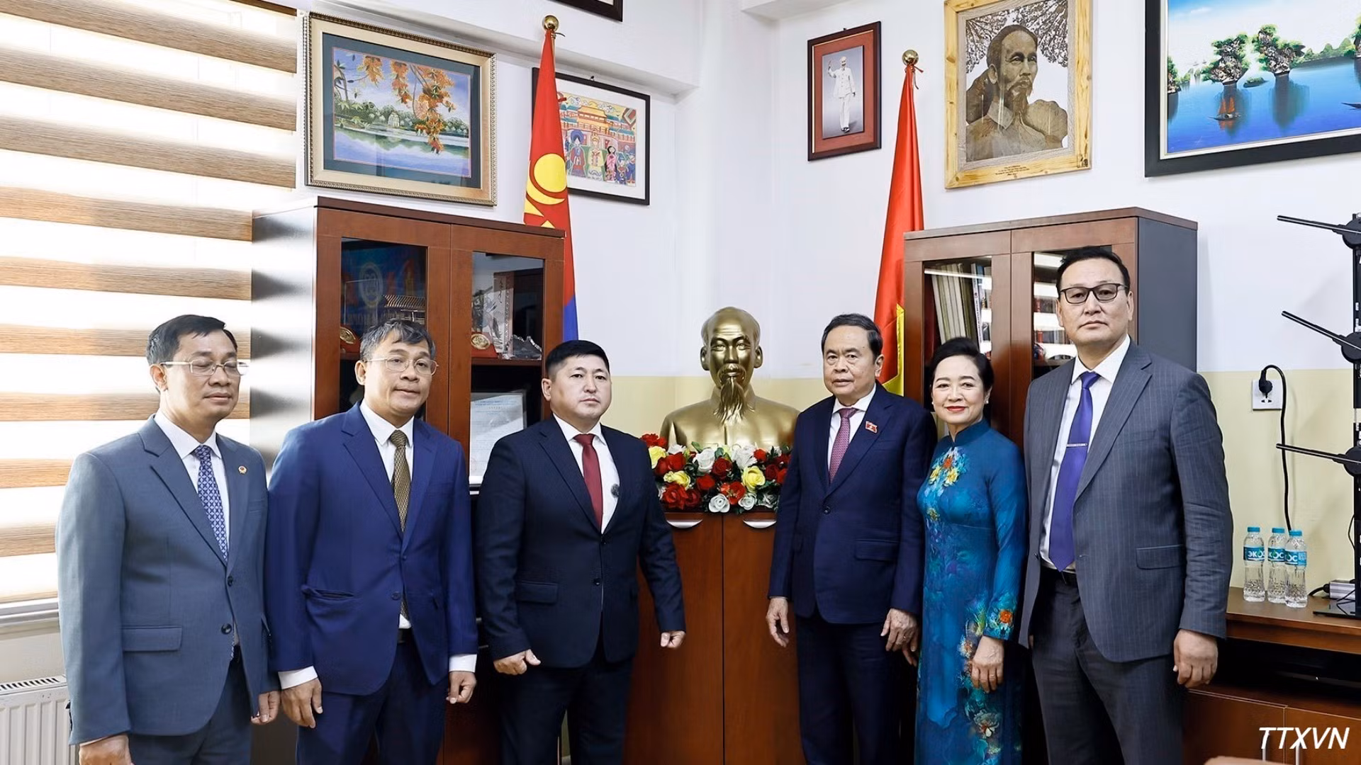 vna-potal-chu-tich-quoc-hoi-va-phu-nhan-tham-truong-so-14-mang-ten-chu-tich-ho-chi-minh-7206.jpg