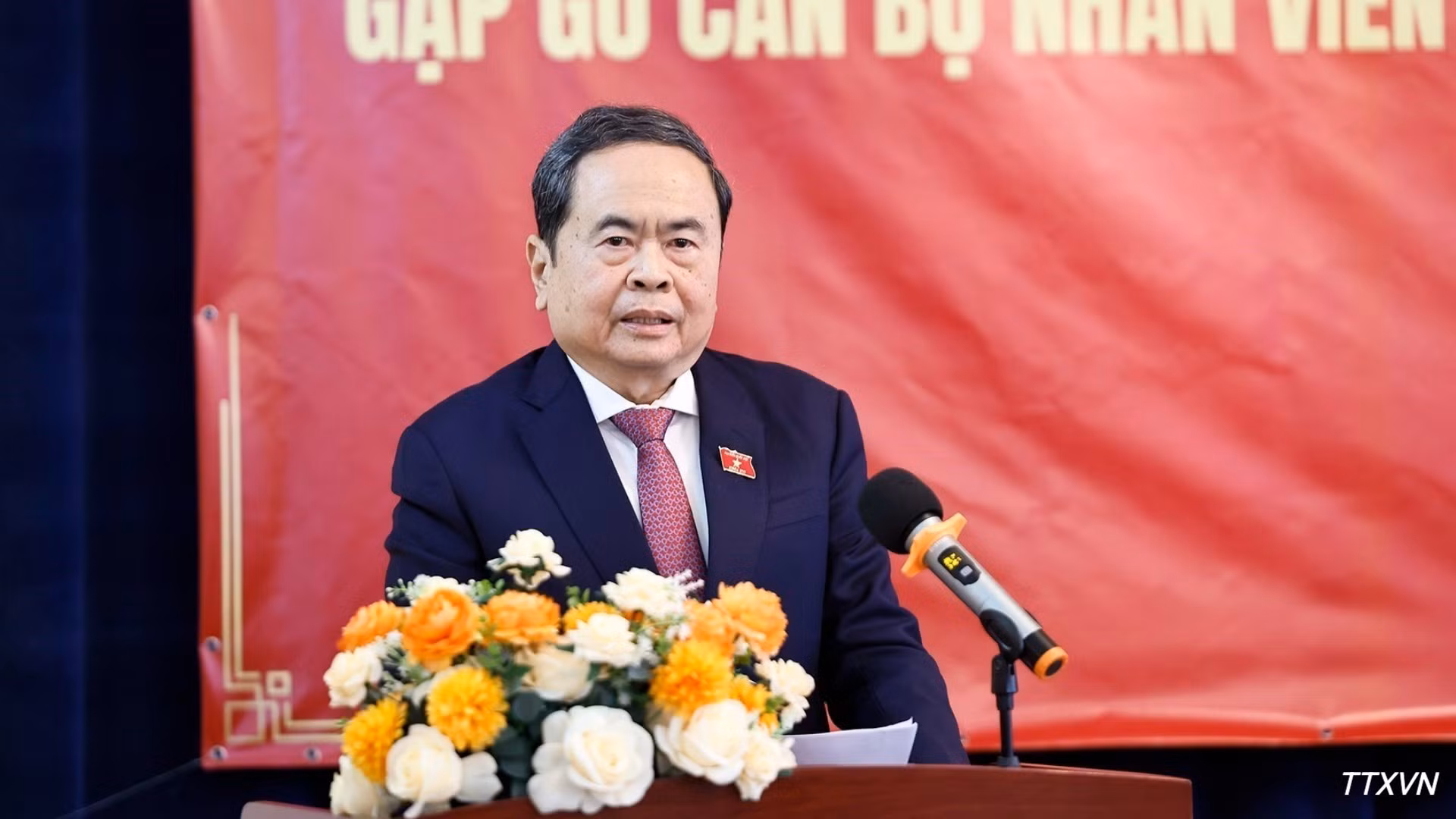 vna-potal-chu-tich-quoc-hoi-va-phu-nhan-gap-go-cong-dong-nguoi-viet-nam-tai-mong-co-8074.jpg