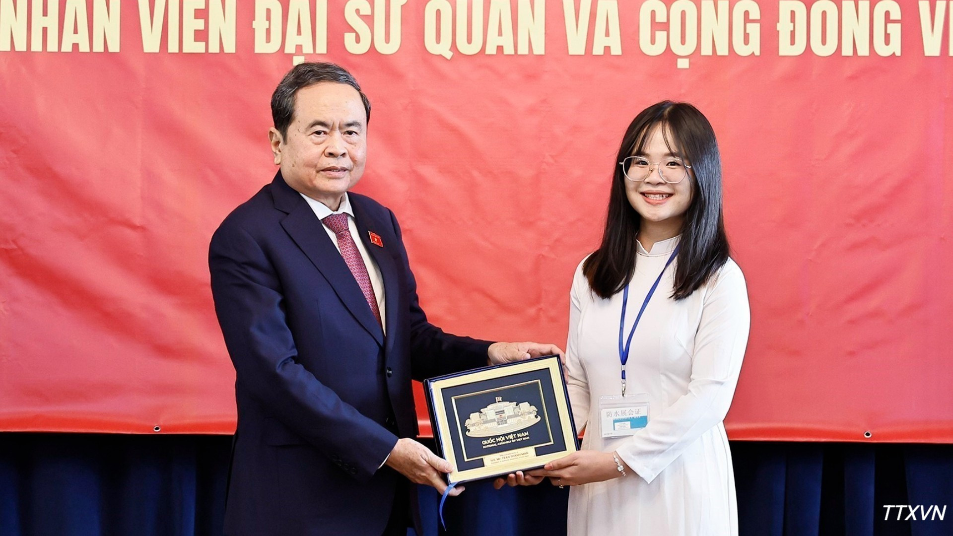 Chủ tịch Quốc hội Trần Thanh Mẫn tặng qu&agrave; đại diện cộng đồng người Việt Nam tại M&ocirc;ng Cổ. (Ảnh: Do&atilde;n Tấn/TTXVN)