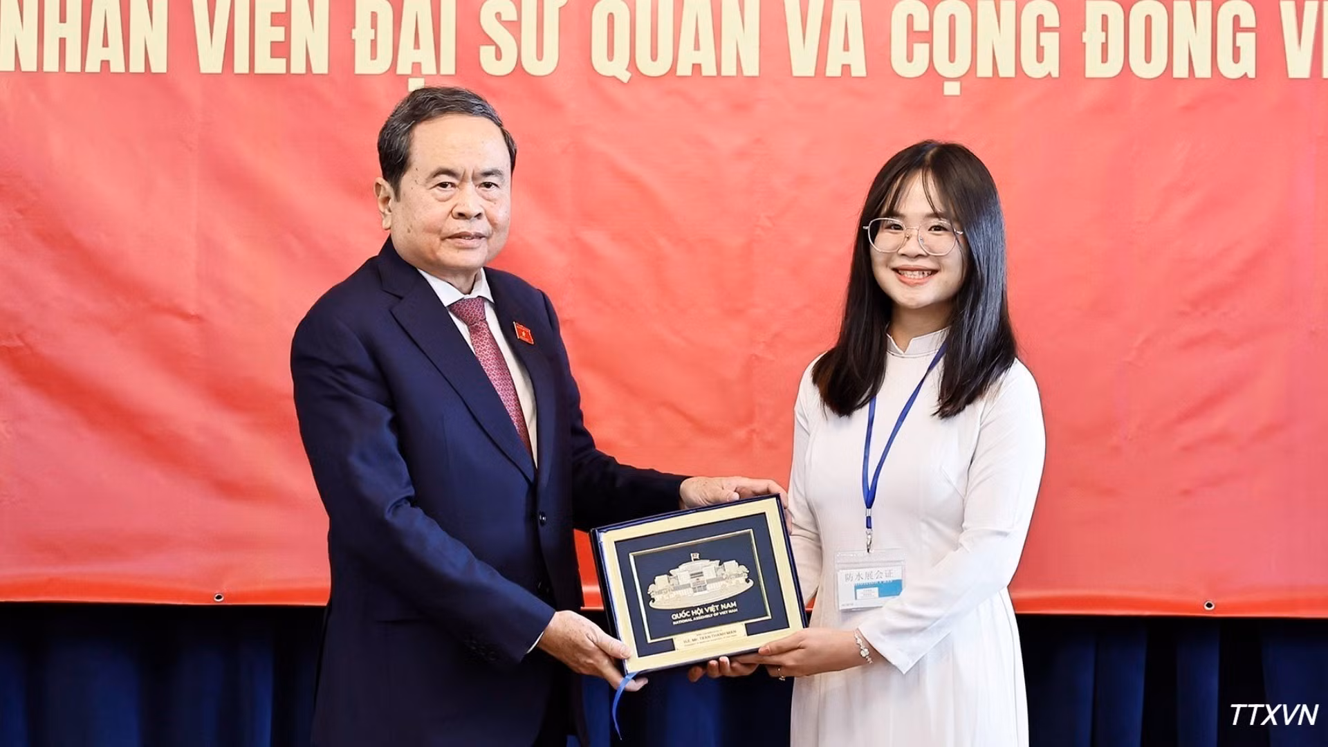 vna-potal-chu-tich-quoc-hoi-va-phu-nhan-gap-go-cong-dong-nguoi-viet-nam-tai-mong-co-8630.jpg