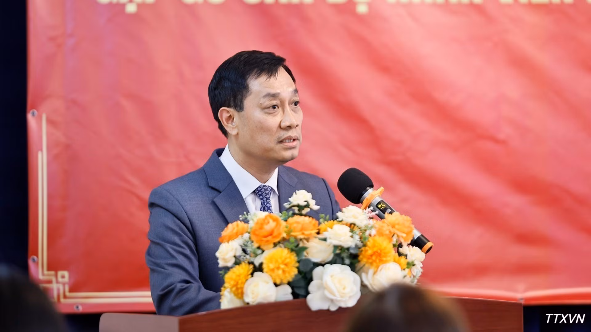 vna-potal-chu-tich-quoc-hoi-va-phu-nhan-gap-go-cong-dong-nguoi-viet-nam-tai-mong-co-9142.jpg