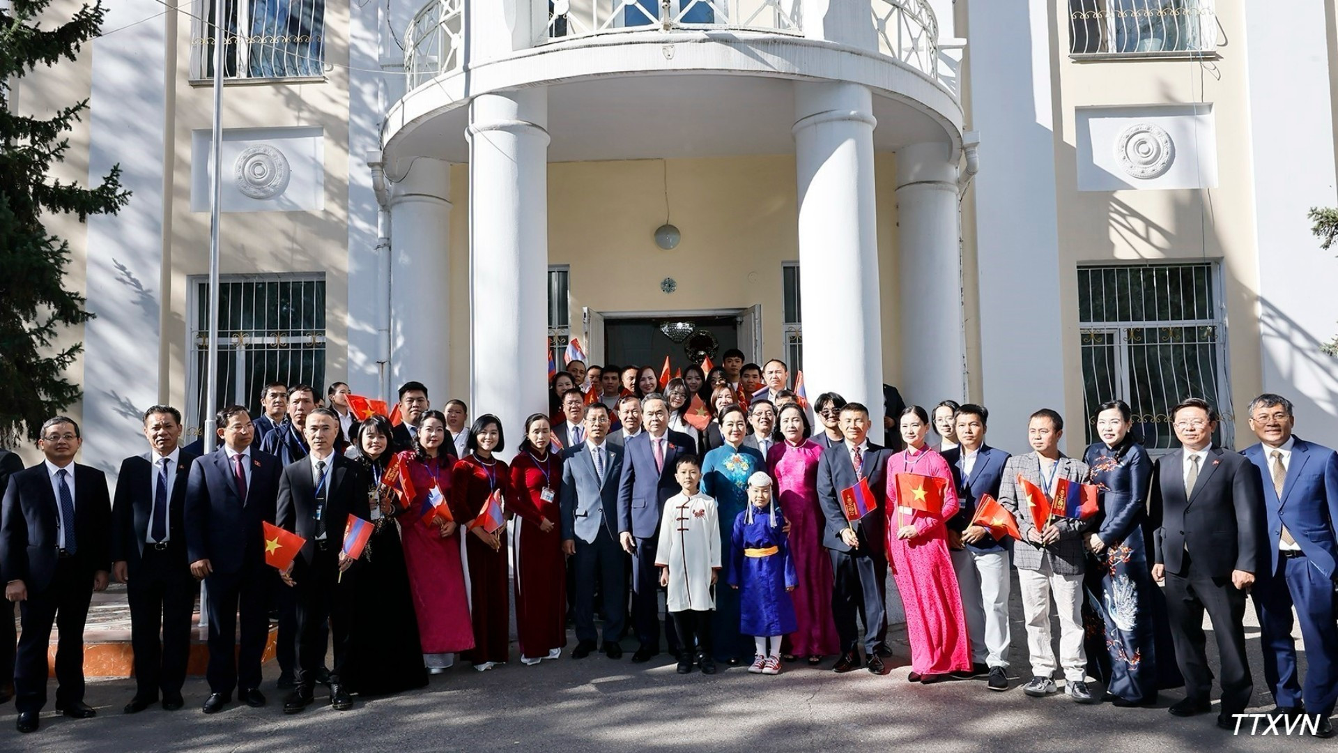 Chủ tịch Quốc hội Trần Thanh Mẫn tặng qu&agrave; đại diện cộng đồng người Việt Nam tại M&ocirc;ng Cổ. (Ảnh: Do&atilde;n Tấn/TTXVN)