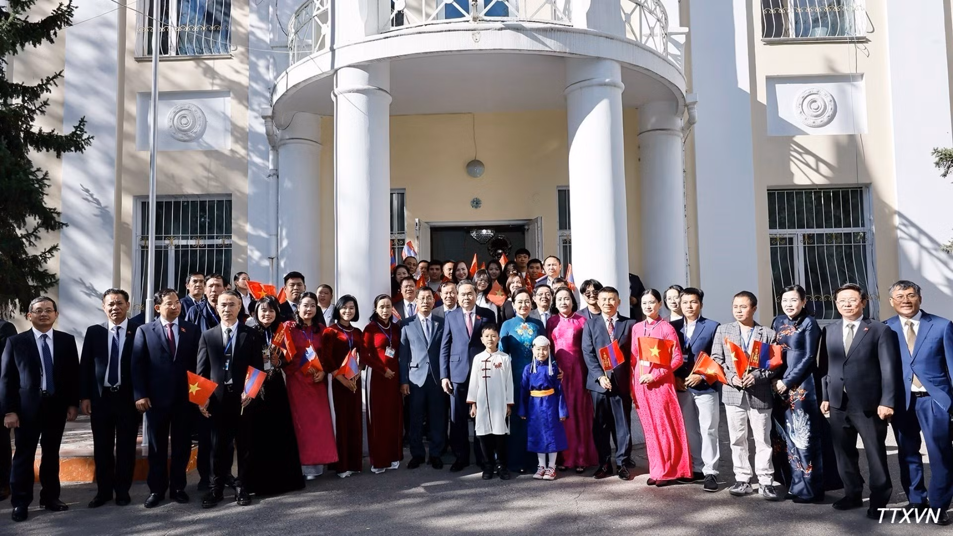 vna-potal-chu-tich-quoc-hoi-va-phu-nhan-gap-go-cong-dong-nguoi-viet-nam-tai-mong-co-4327.jpg