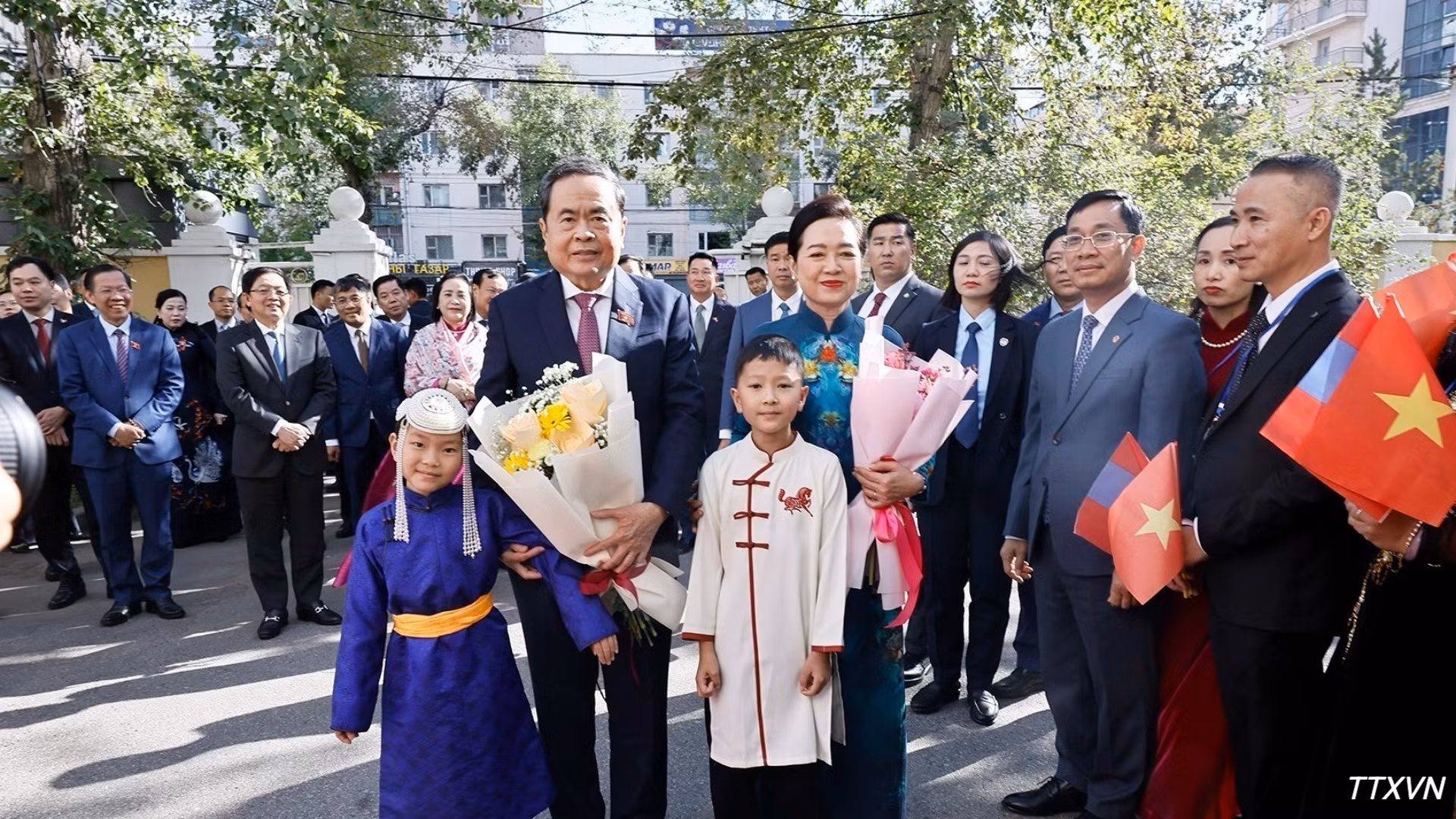 vna-potal-chu-tich-quoc-hoi-va-phu-nhan-gap-go-cong-dong-nguoi-viet-nam-tai-mong-co-6295.jpg