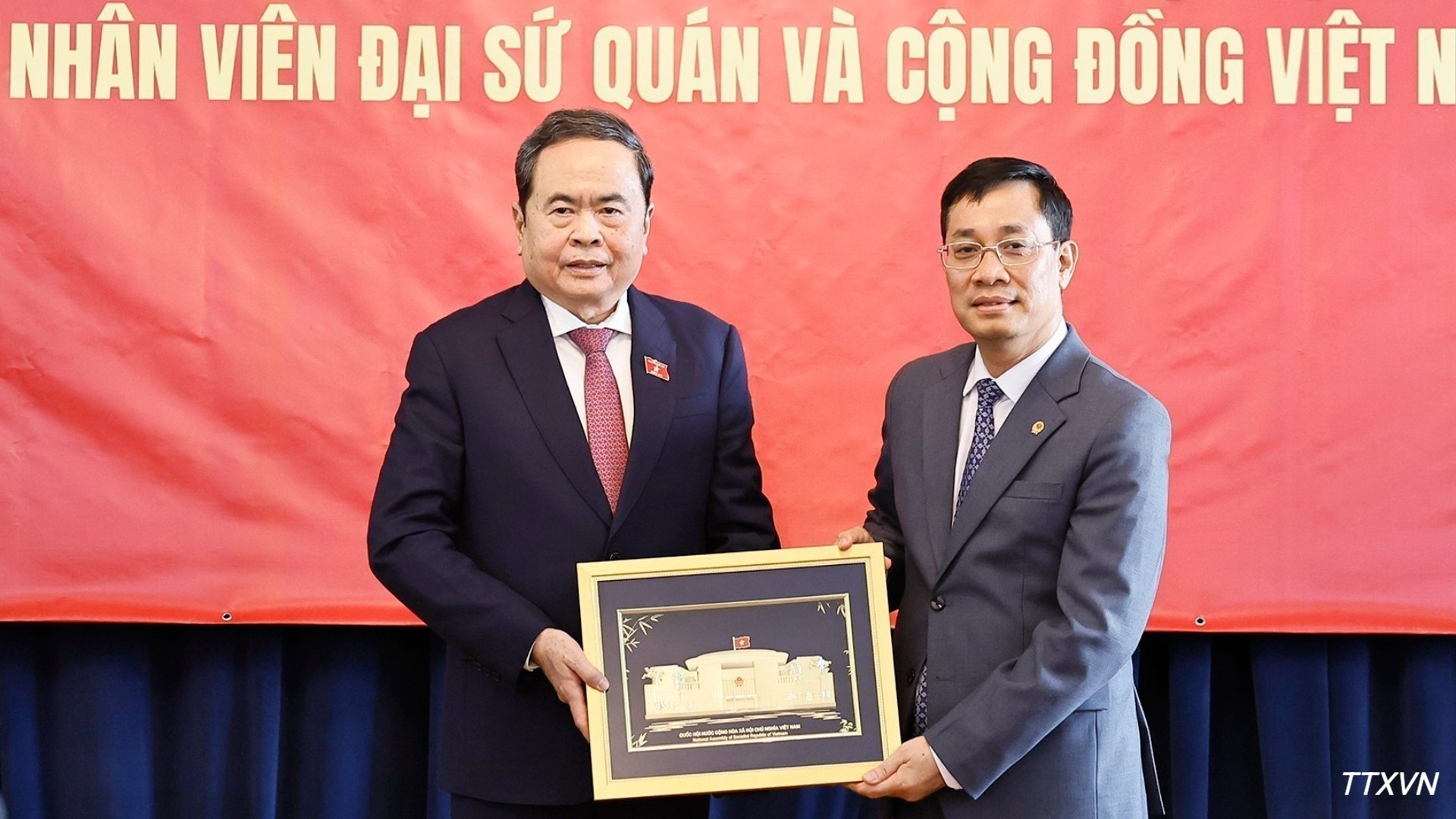 Chủ tịch Quốc hội Trần Thanh Mẫn tặng qu&agrave; cho c&aacute;n bộ, nh&acirc;n vi&ecirc;n Đại sứ qu&aacute;n Việt Nam tại M&ocirc;ng Cổ. (Ảnh: Do&atilde;n Tấn/TTXVN)