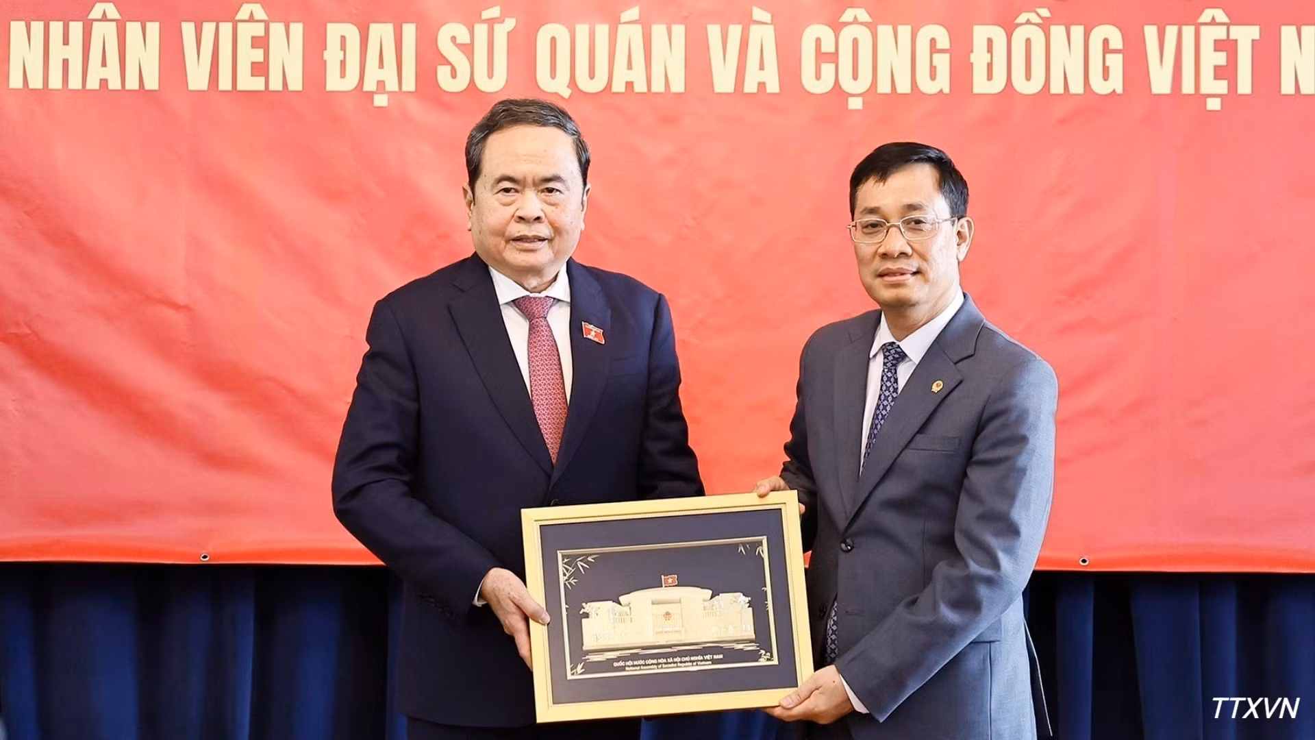vna-potal-chu-tich-quoc-hoi-va-phu-nhan-gap-go-cong-dong-nguoi-viet-nam-tai-mong-co-4367.jpg