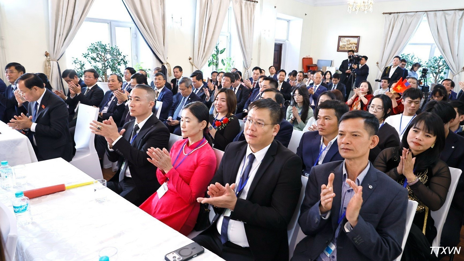Đại biểu v&agrave; cộng đồng người Việt Nam tại M&ocirc;ng Cổ dự cuộc gặp gỡ Chủ tịch Quốc hội Trần Thanh Mẫn v&agrave; Phu nh&acirc;n. (Ảnh: Do&atilde;n Tấn/TTXVN)