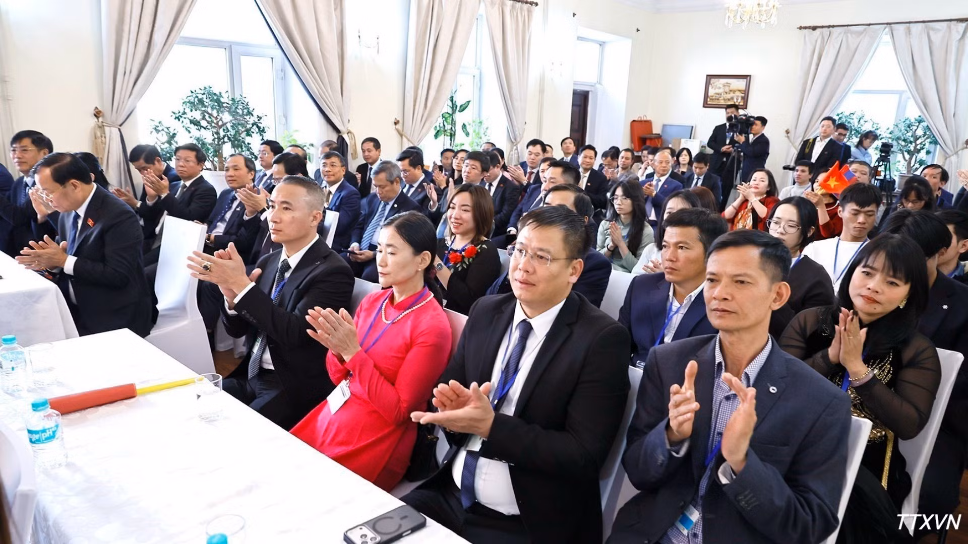 vna-potal-chu-tich-quoc-hoi-va-phu-nhan-gap-go-cong-dong-nguoi-viet-nam-tai-mong-co-4538.jpg
