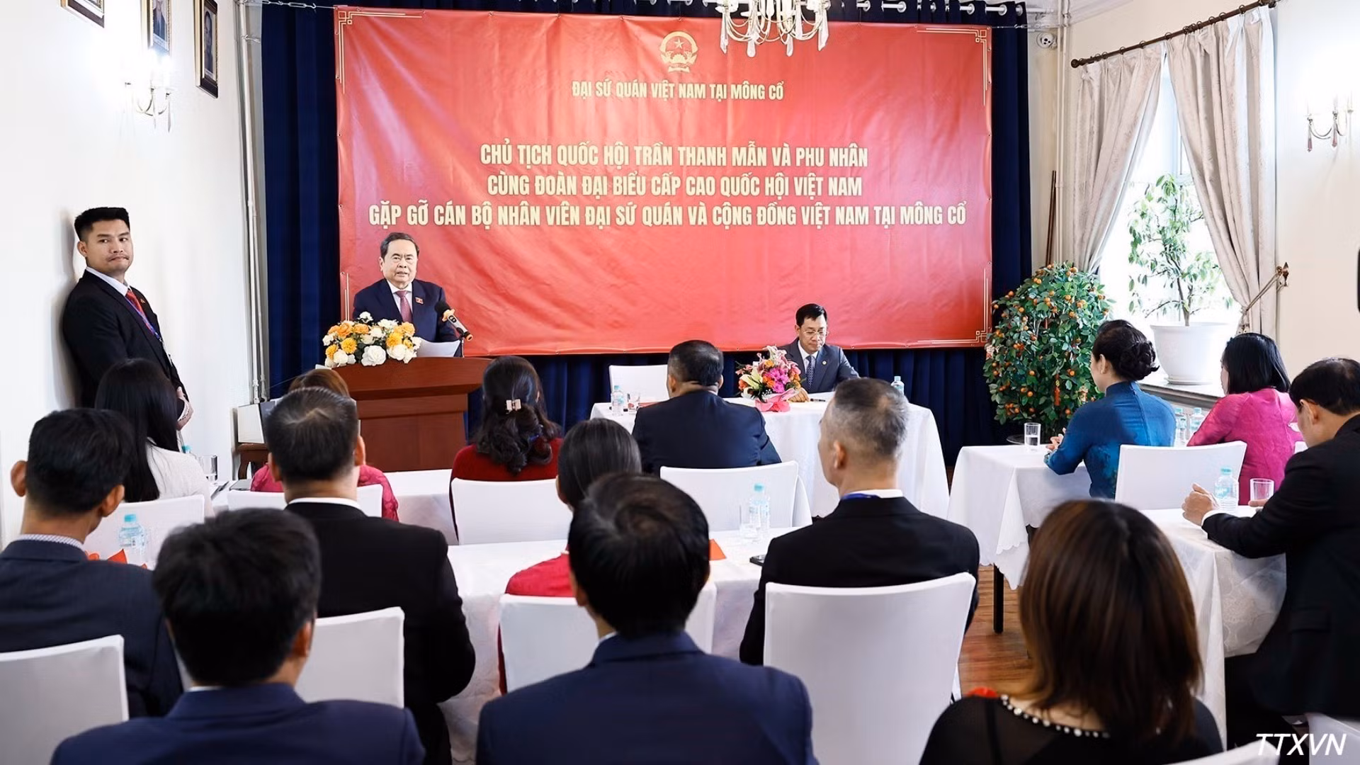 vna-potal-chu-tich-quoc-hoi-va-phu-nhan-gap-go-cong-dong-nguoi-viet-nam-tai-mong-co-6656.jpg