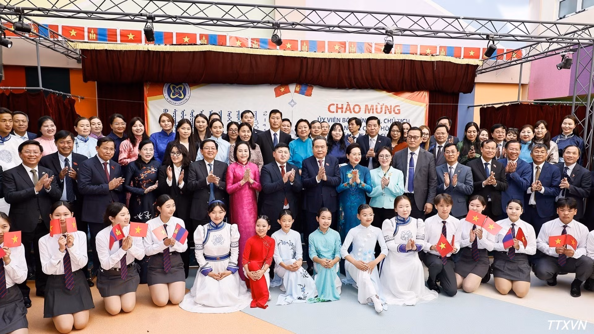 vna-potal-chu-tich-quoc-hoi-tham-truong-so-14-mang-ten-chu-tich-ho-chi-minh-o-mong-co-9784.jpg