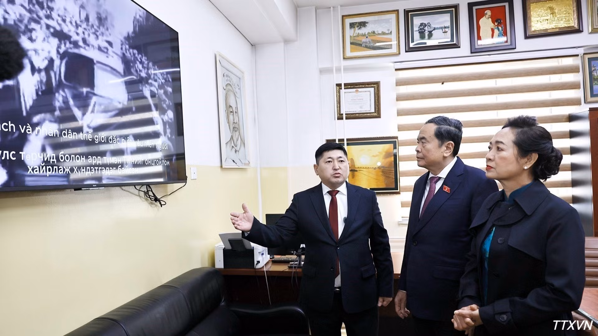 vna-potal-chu-tich-quoc-hoi-tham-truong-so-14-mang-ten-chu-tich-ho-chi-minh-o-mong-co-6170.jpg