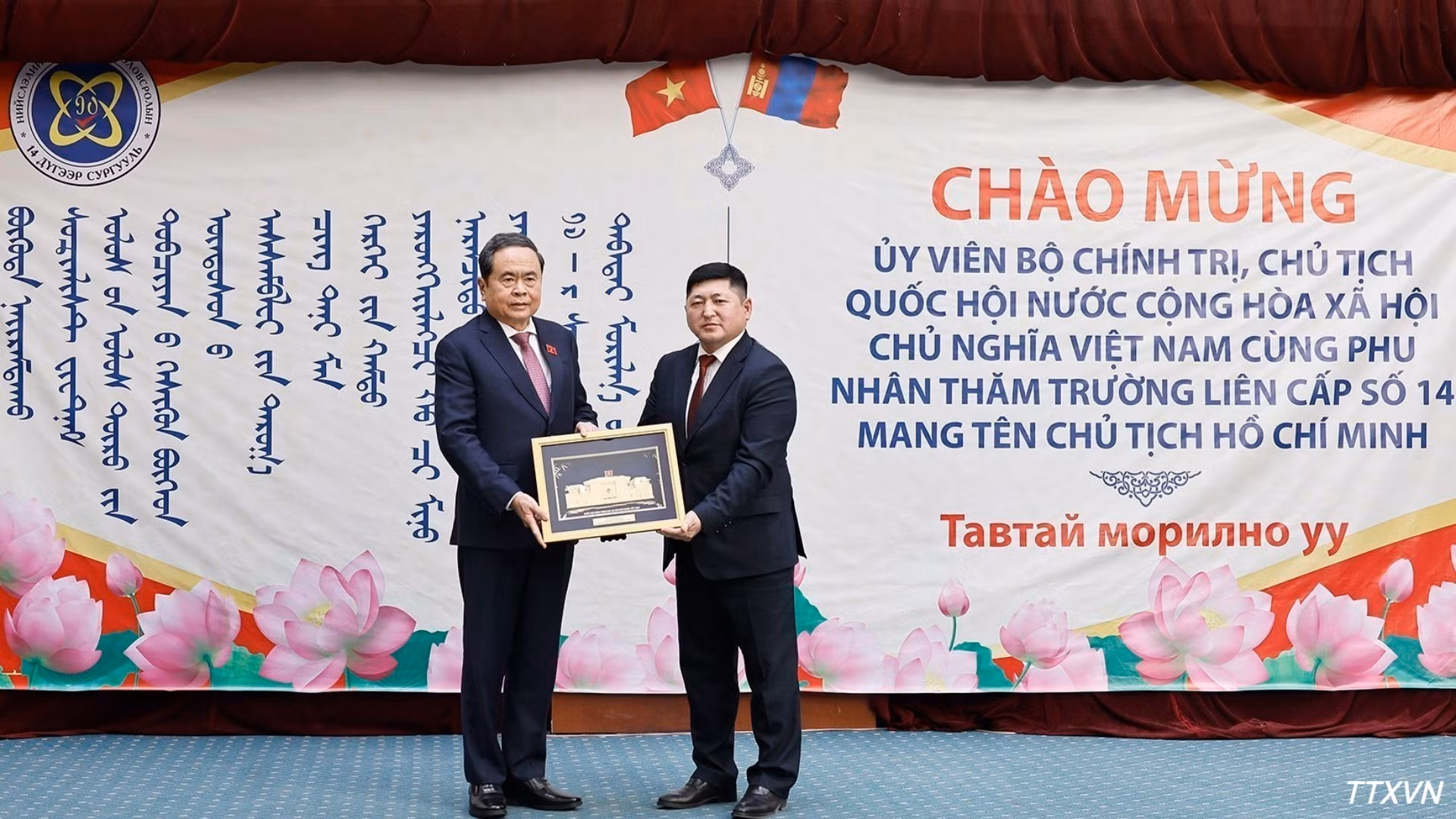 vna-potal-chu-tich-quoc-hoi-tham-truong-so-14-mang-ten-chu-tich-ho-chi-minh-o-mong-co-9894.jpg
