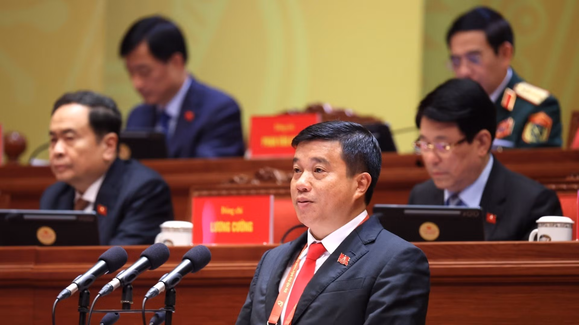 Đồng chí Y Thanh Hà Niê Kđăm, Ủy viên Trung ương Đảng, Bí thư Tỉnh ủy, Trưởng Đoàn đại biểu Quốc hội tỉnh Lâm Đồng, trình bày tham luận: “Củng cố hệ thống chính trị vùng đồng bào dân tộc thiểu số, tăng cường niềm tin của Nhân dân với Đảng”. (Ảnh: TTXVN)