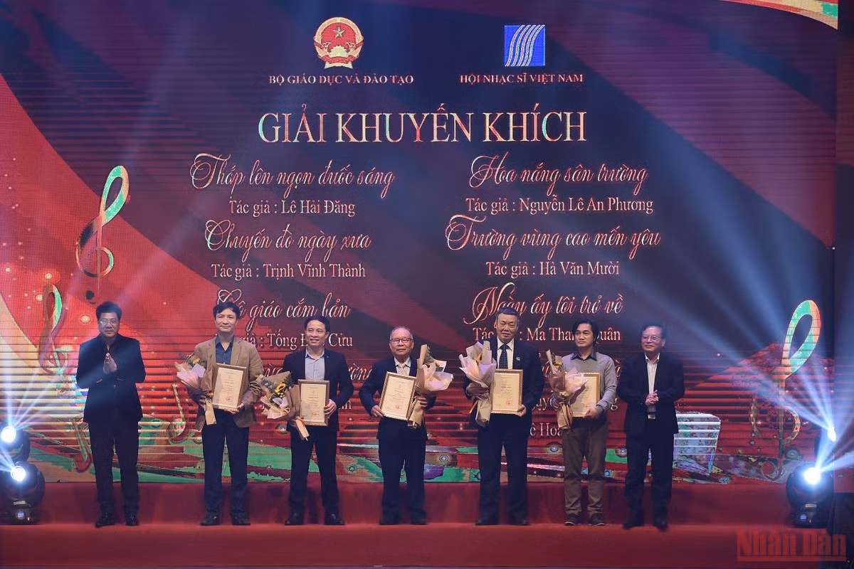 “Sáng tác ca khúc về thầy cô và mái trường” đưa công chúng về với ký ức tuổi học trò -0