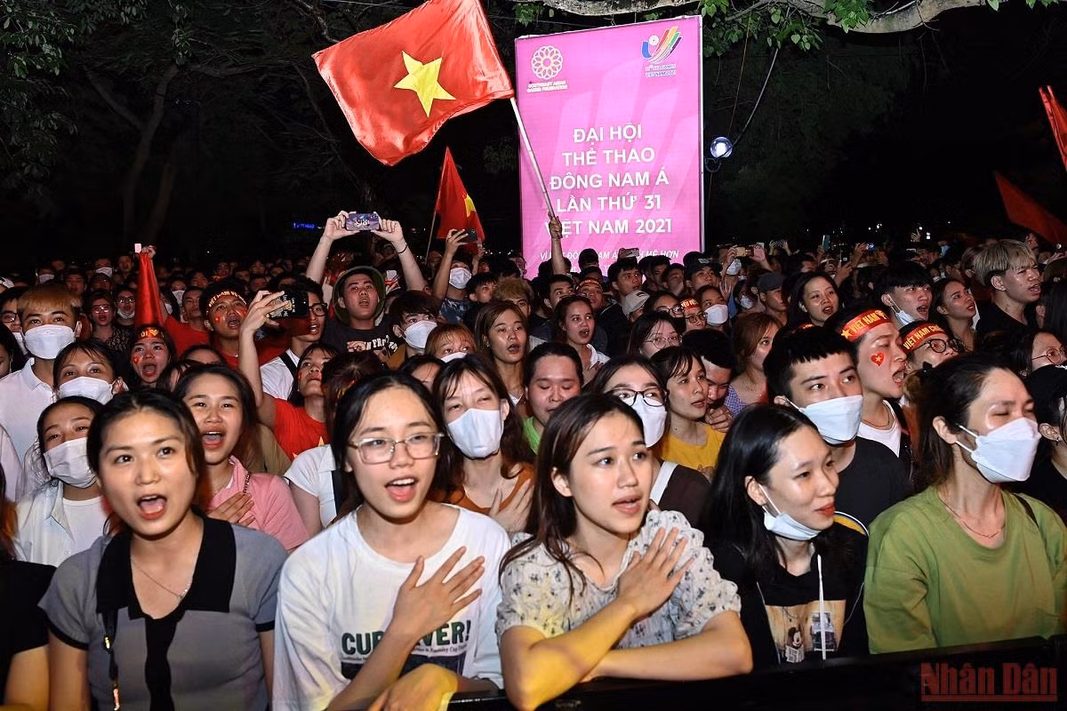 Người dân đổ ra đường ăn mừng U23 Việt Nam vô địch SEA Games 31 -0