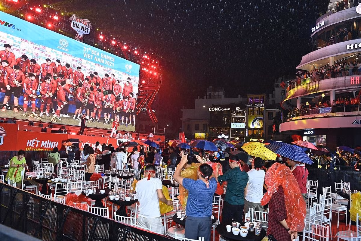 Người dân đổ ra đường ăn mừng U23 Việt Nam vô địch SEA Games 31 -0