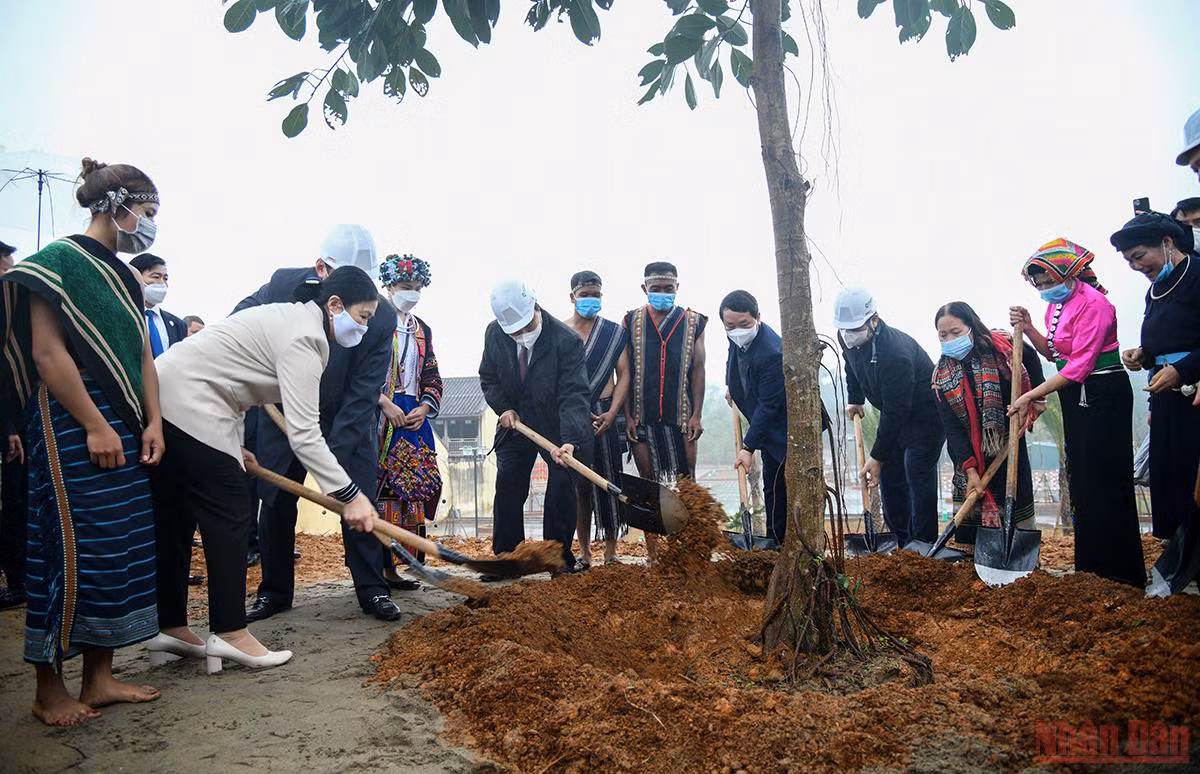 Chủ tịch nước Nguyễn Xuân Phúc dự Ngày hội “Sắc Xuân trên mọi miền Tổ quốc” năm 2022 -0
