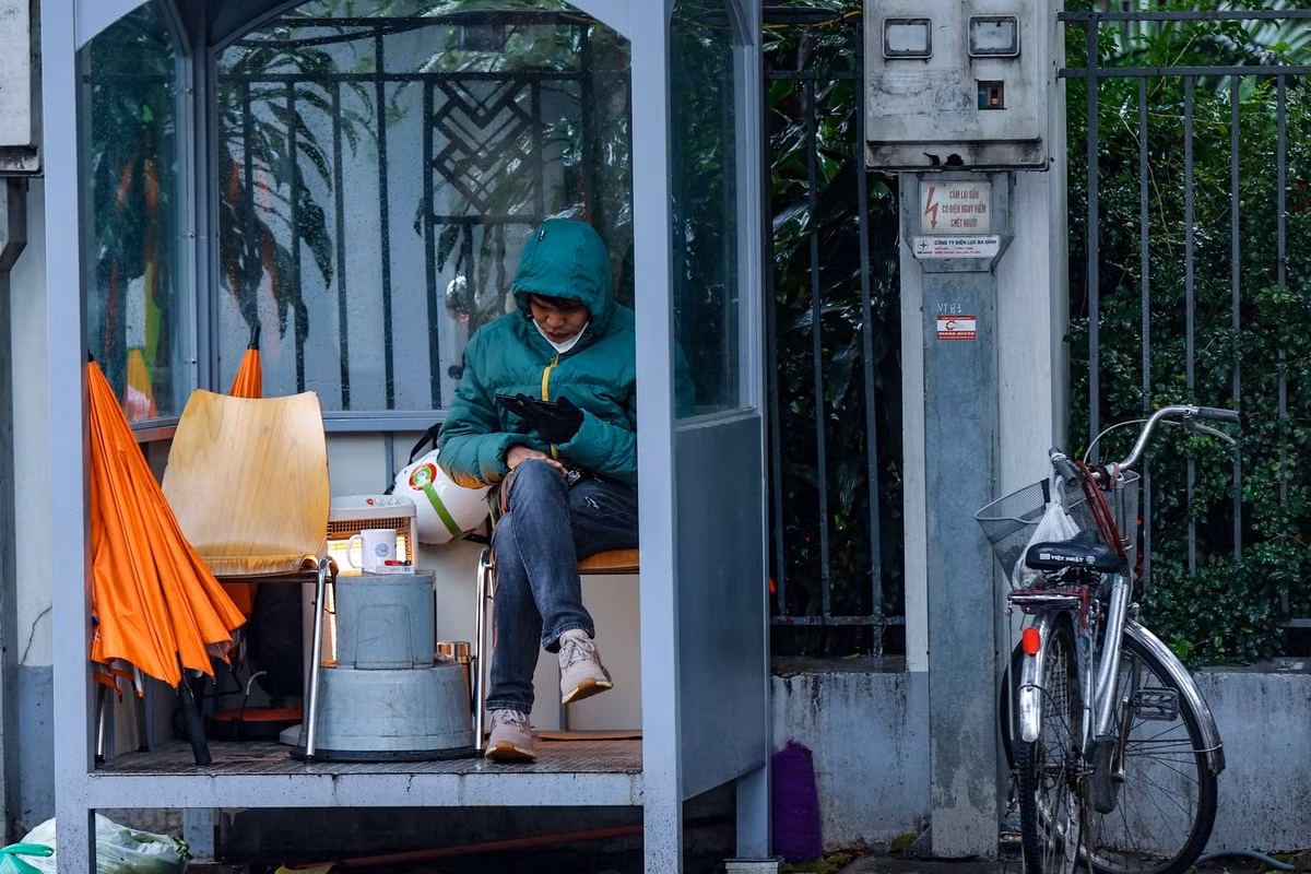 Người dân Hà Nội đốt lửa sưởi ấm giữa ban ngày trong đợt rét kỷ lục -0