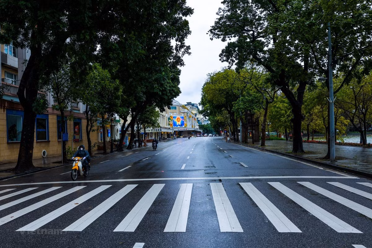 Người dân Hà Nội đốt lửa sưởi ấm giữa ban ngày trong đợt rét kỷ lục -0