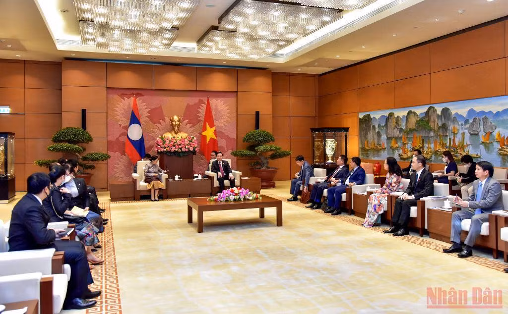 Hình ảnh Chủ tịch Quốc hội Vương Đình Huệ tiếp Phó Chủ tịch nước Lào Pany Yathotou -0