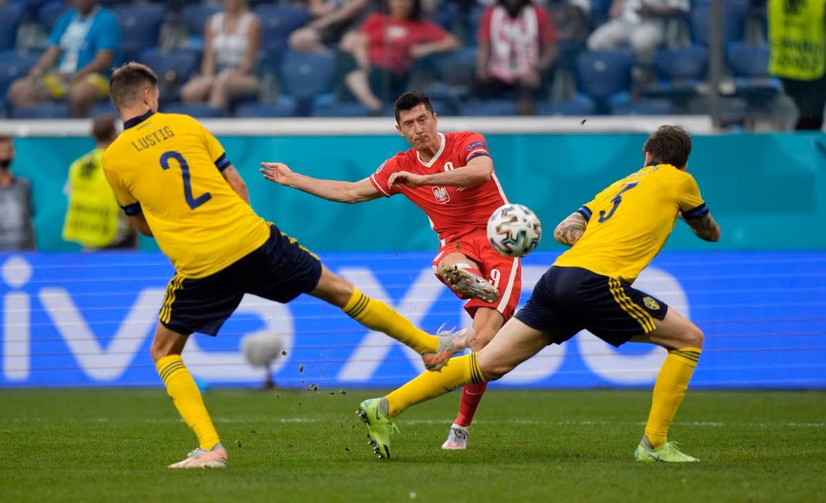 Những khoảnh khắc ấn tượng trên sân cỏ Euro 2020 -0