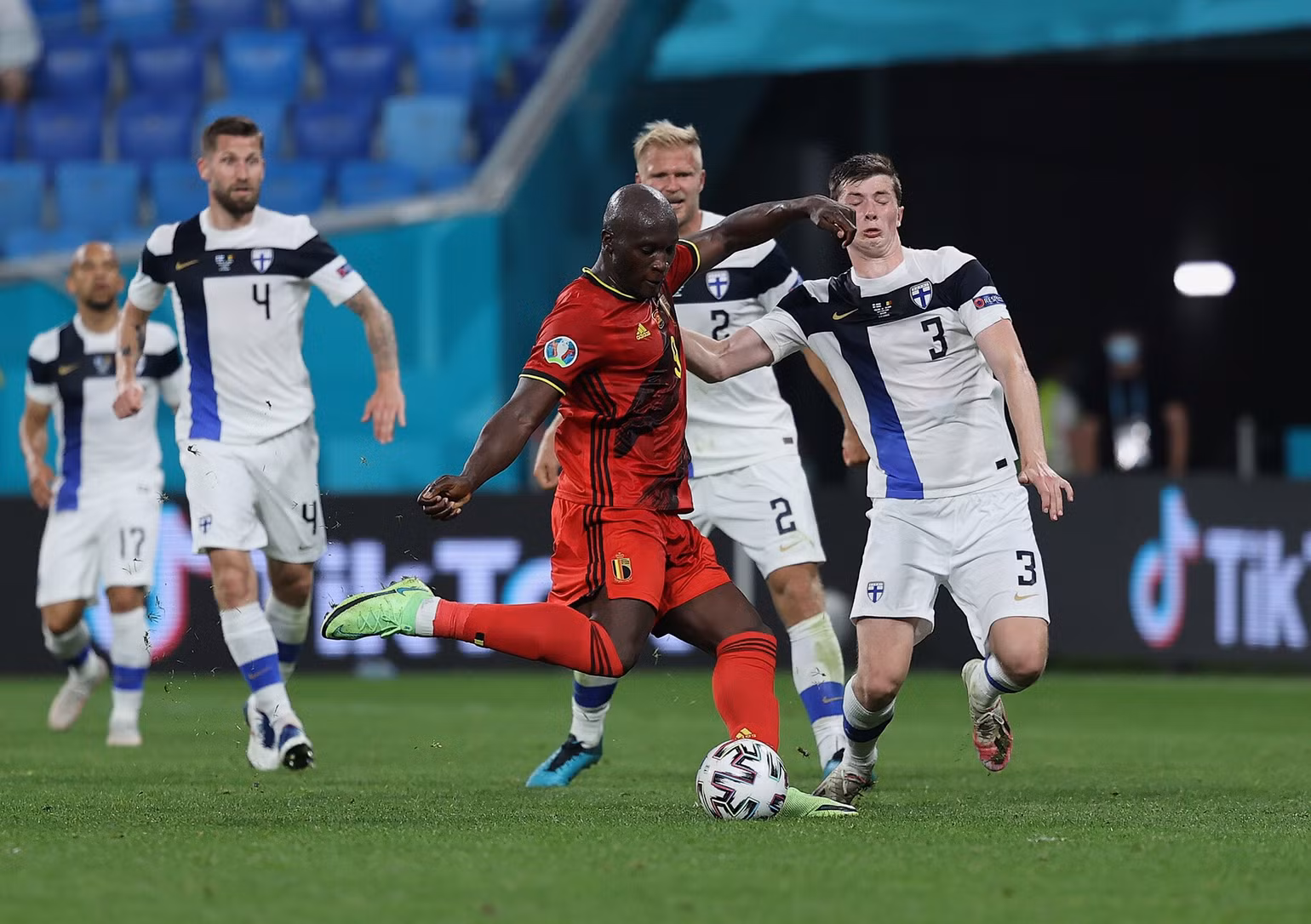 Những khoảnh khắc ấn tượng trên sân cỏ Euro 2020 -0