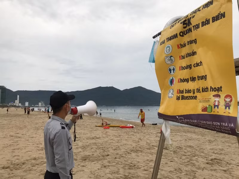 Người dân Đà Nẵng tắm biển tuân thủ 5K -0