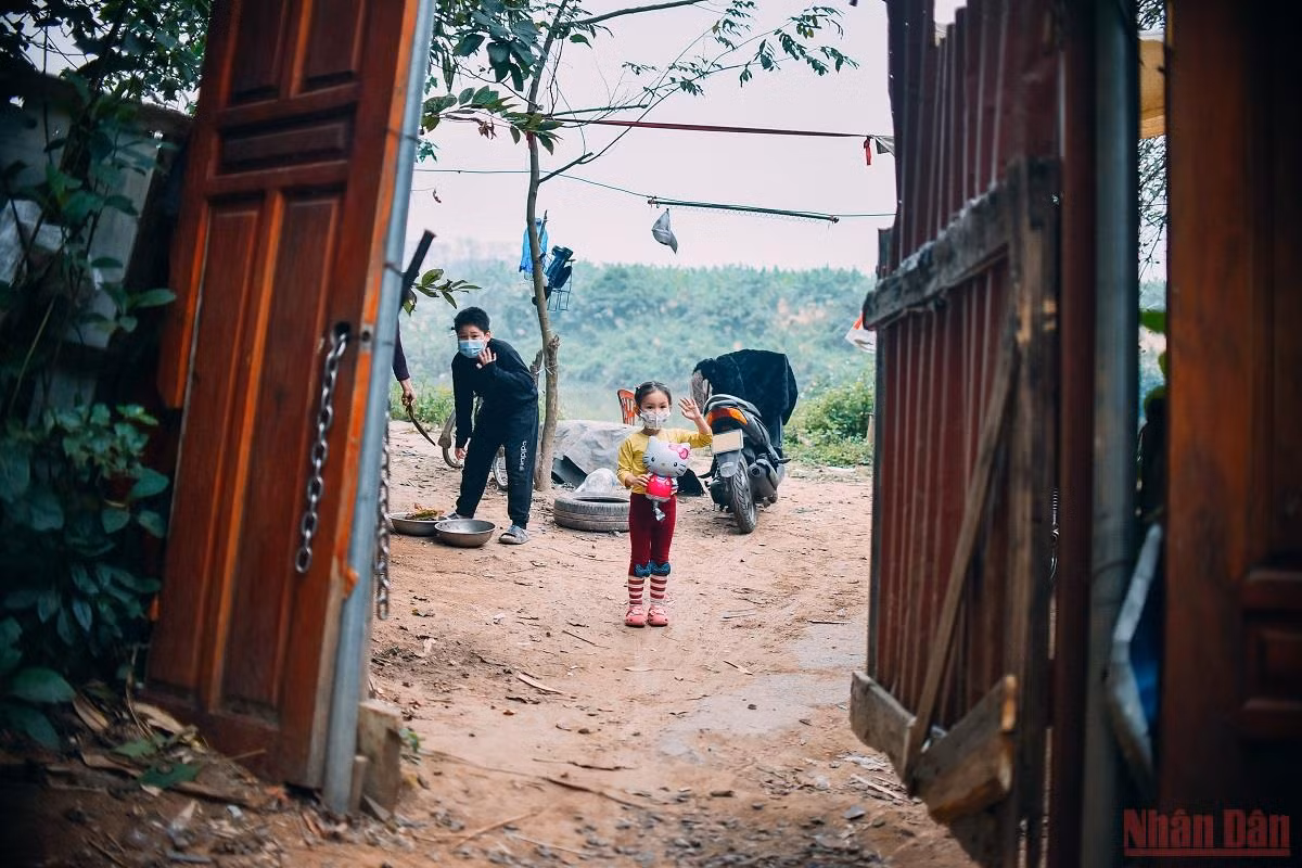 Những ngày cận Tết ở “xóm nhà phao” -0