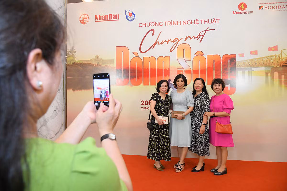 Đông đảo khán giả tham dự chương trình nghệ thuật “Chung một dòng sông” -0