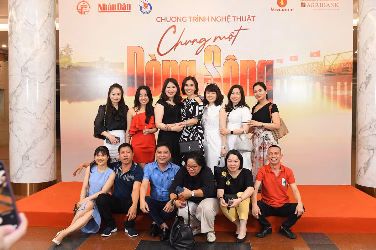 Đông đảo khán giả tham dự chương trình nghệ thuật “Chung một dòng sông” -0