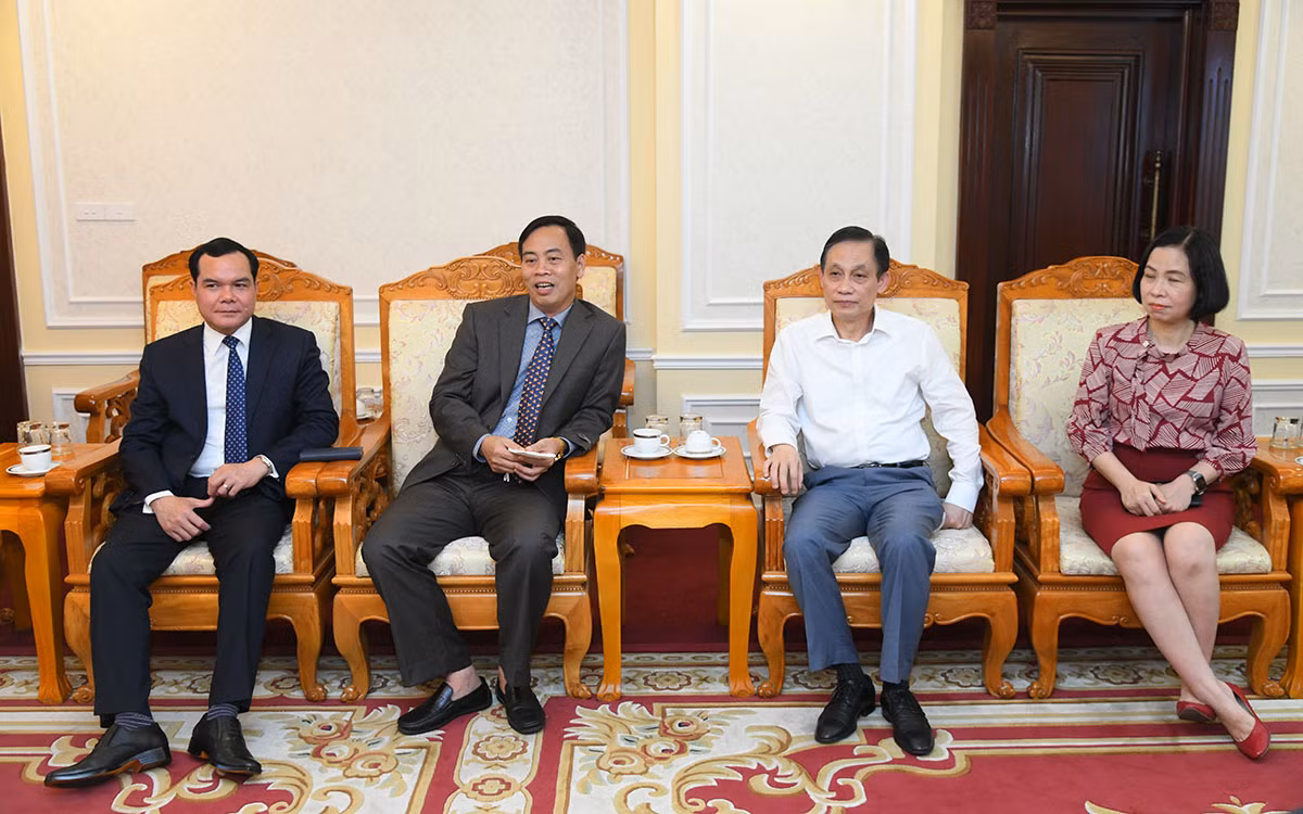 Các vị lãnh đạo đến dự chương trình nghệ thuật “Chung một dòng sông” -0
