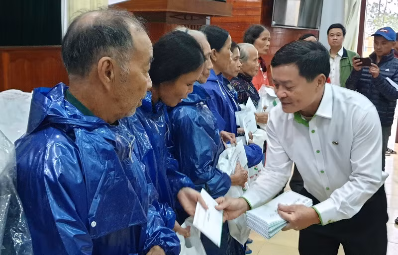 Thăm thân nhân 35 liệt sĩ hy sinh khi giúp dân trong mưa lũ -0