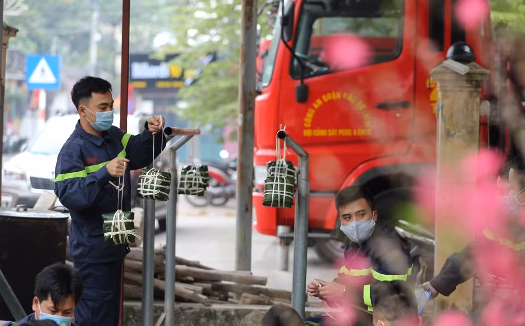 Bánh chưng của người lính cứu hỏa đón Tết xa nhà -0