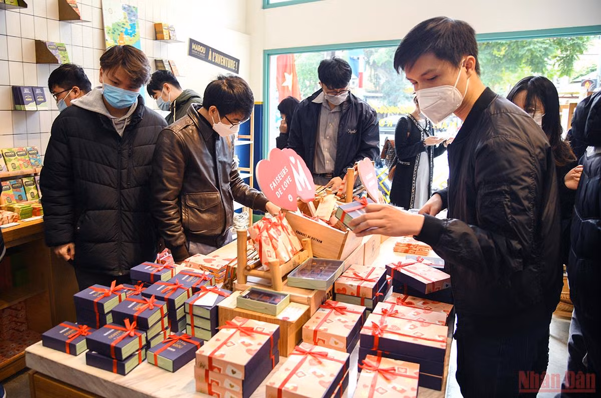 Thị trường quà tặng Valentine 2022: Đa dạng sản phẩm, mua sắm online lên ngôi -0