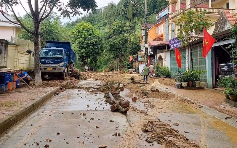 Mưa lớn gây sạt lở đất, ách tắc nhiều tuyến đường giao thông ở Lào Cai -0