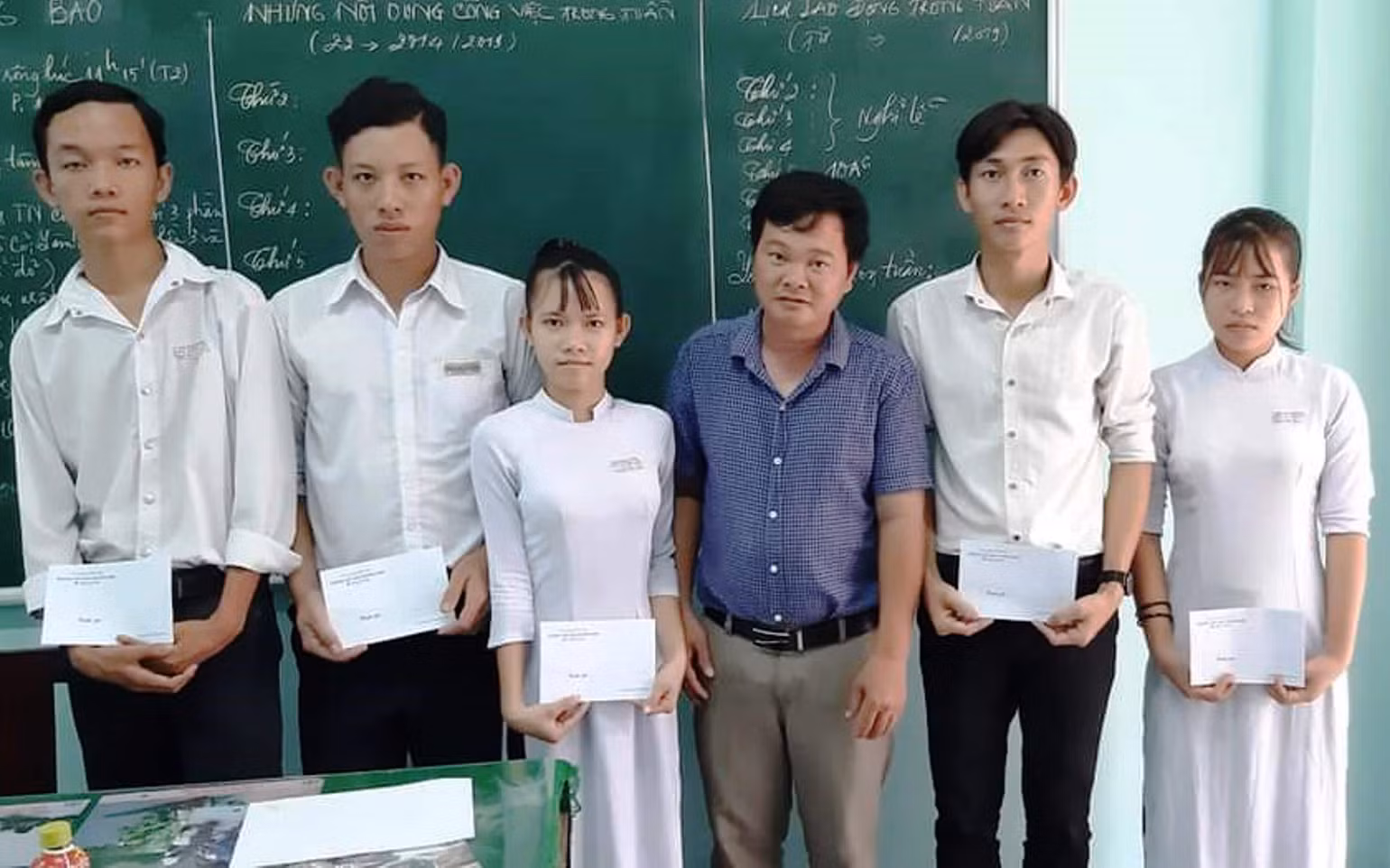 Thầy giáo mê thiện nguyện -0