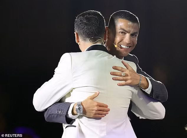 Ronaldo giành giải Cầu thủ hay nhất thế kỷ -0