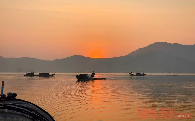 Lênh đênh đầm phá Cầu Hai, cửa biển Tư Hiền -0