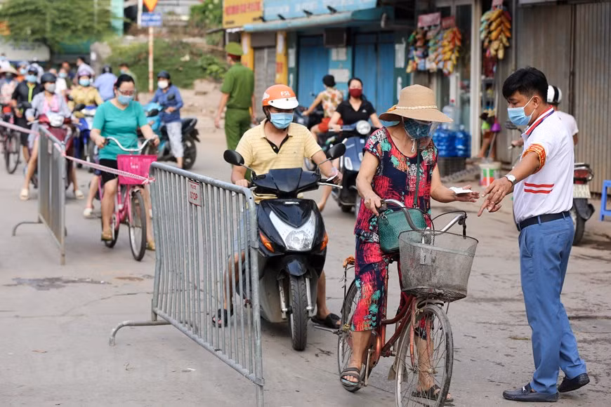 Người dân Thủ đô xếp hàng dùng thẻ để đi chợ thời Covid-19 -0