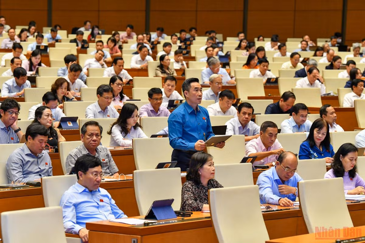 Tiếp tục hoàn thiện quy định pháp luật về phổ biến, sử dụng Quốc kỳ, Quốc huy, Quốc ca -0