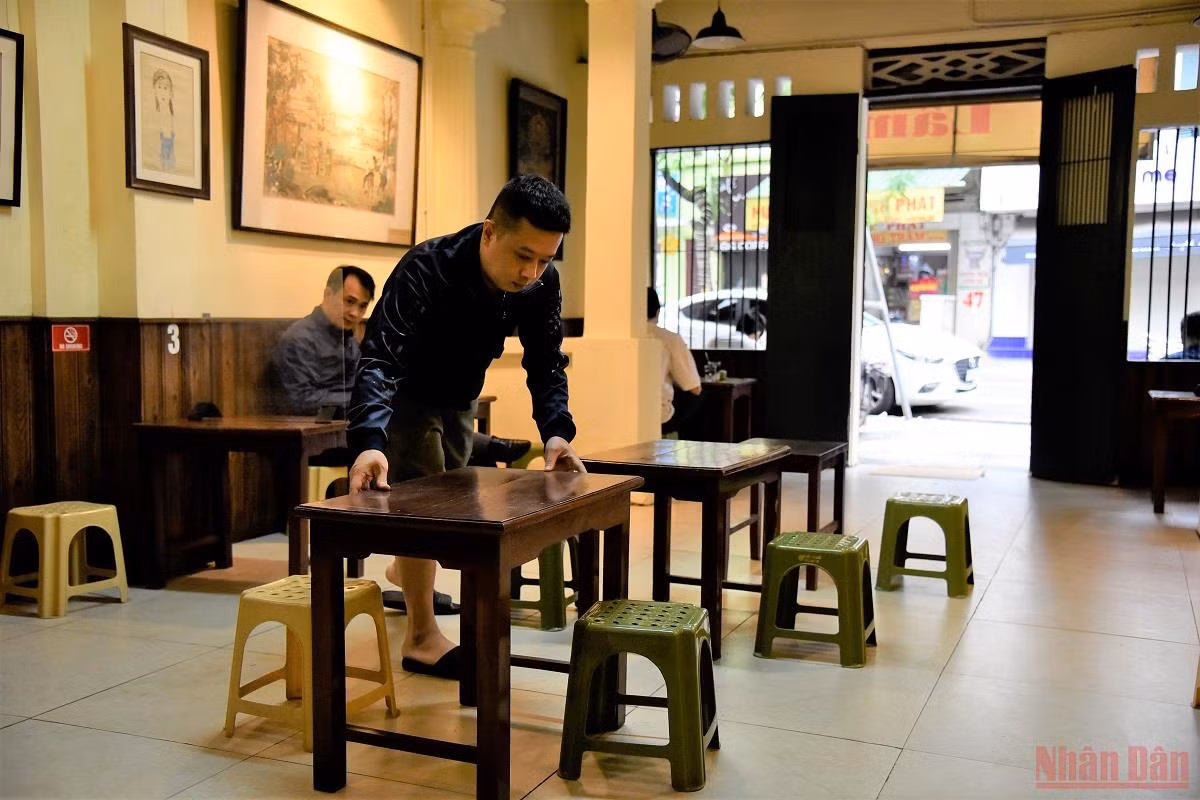 Người dân Hà Nội đi ăn sáng tại quán quen sau giãn cách -0