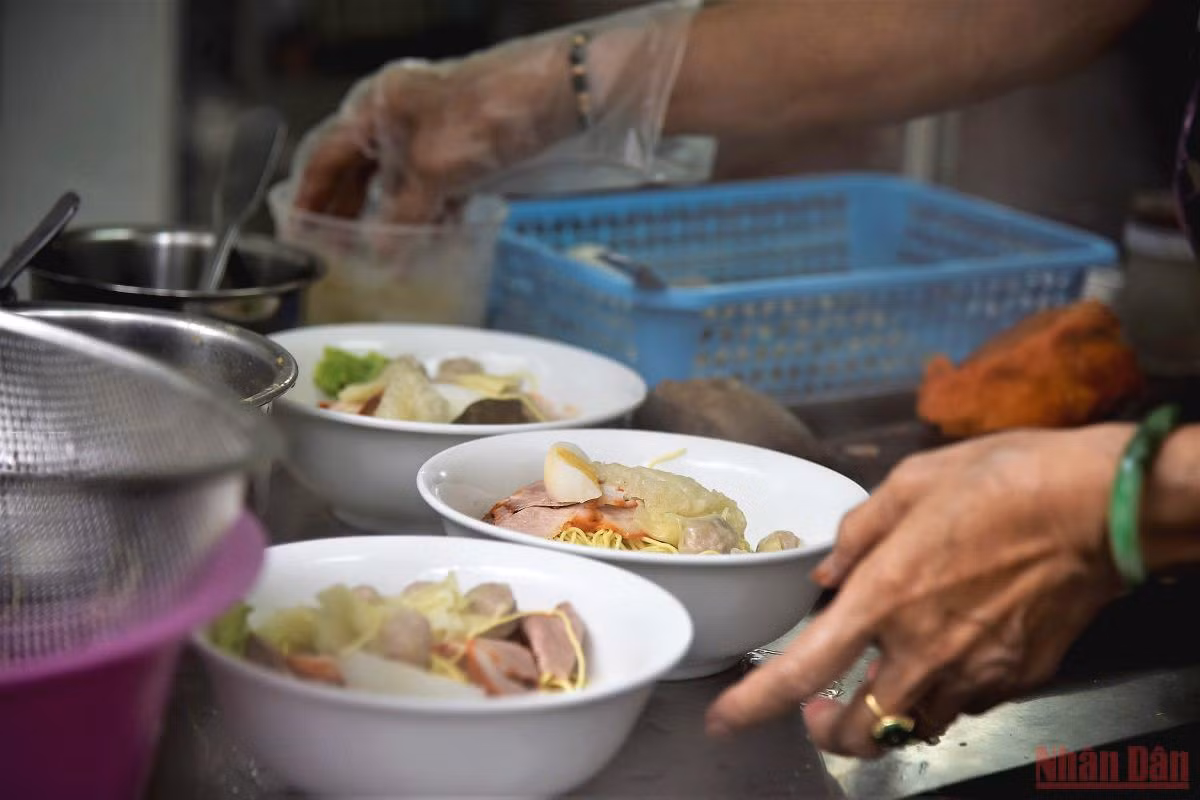 Quán phở, cafe Hà Nội mở cửa đón khách trở lại sau thời gian dài giãn cách -0