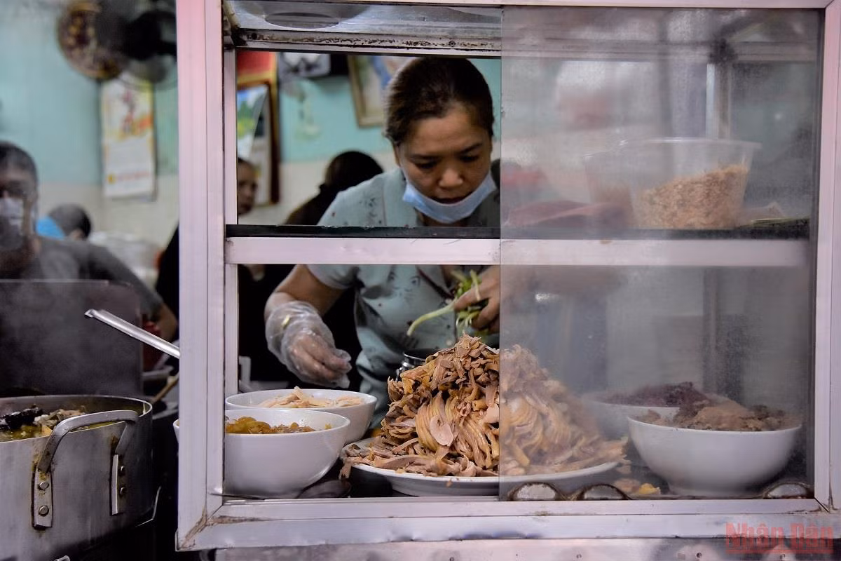 Người dân Hà Nội đi ăn sáng tại quán quen sau giãn cách -0
