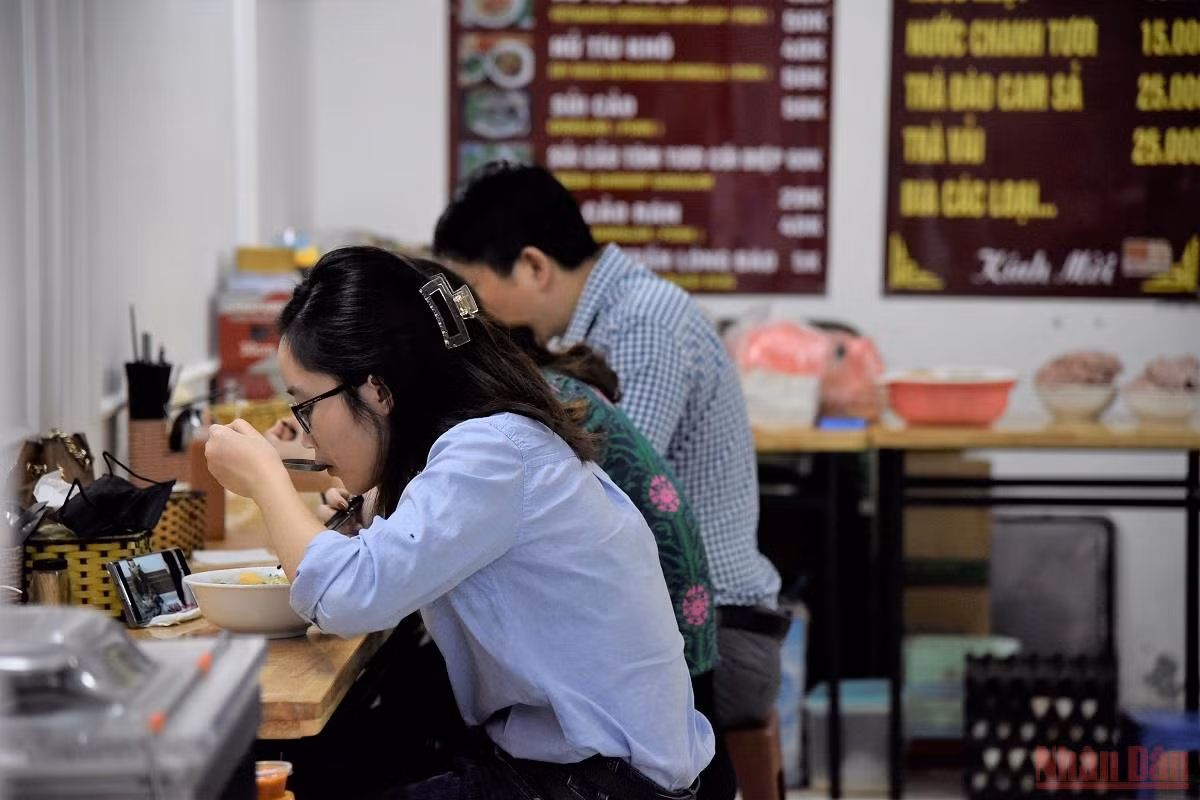 Người dân Hà Nội đi ăn sáng tại quán quen sau giãn cách -0